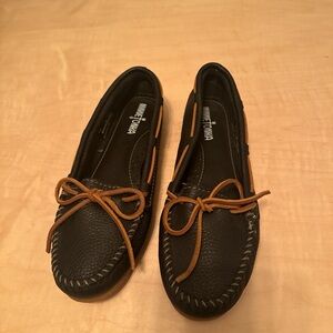 Minnetonka Black Leather moccasin